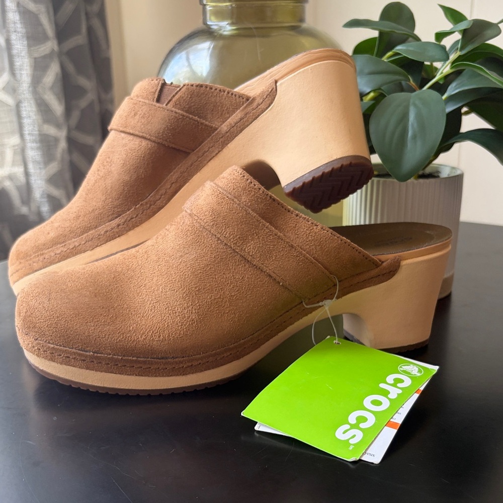 CROCS Women's NWT Brown Suede Platform Clog Mules size 8
